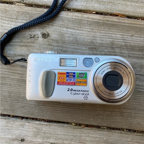Vintage 2002 Sony Cybershot DSC-p2 2 MPX Camera UNTESTED - Picture 1 of 8
